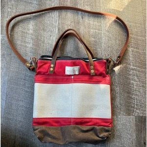 Burnbag USA
Crossbody bag made from fire hose